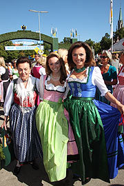 Uschi Dämmrich von Luttitz (re.) mit Tochter (©Foto. MartiN Schmitz)